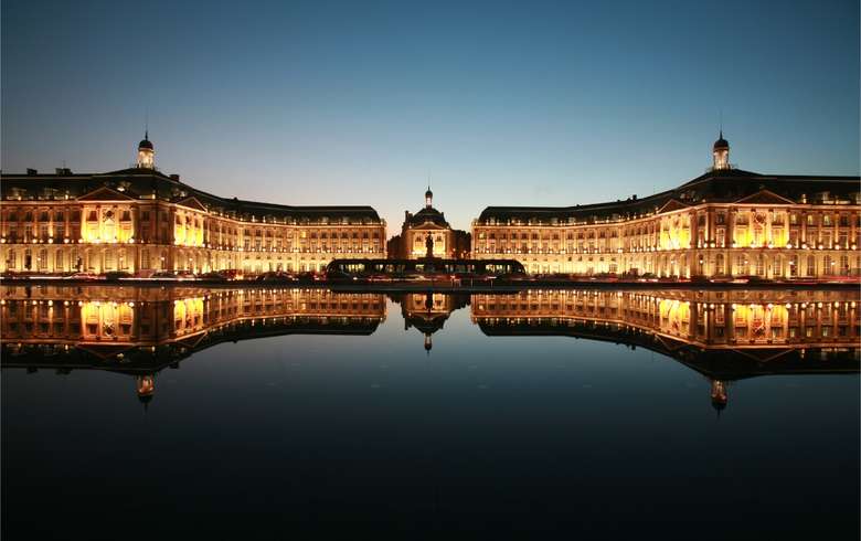 A large body of water with Miroir d'eau in the background