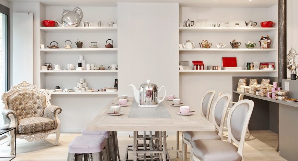 A room filled with furniture and a book shelf