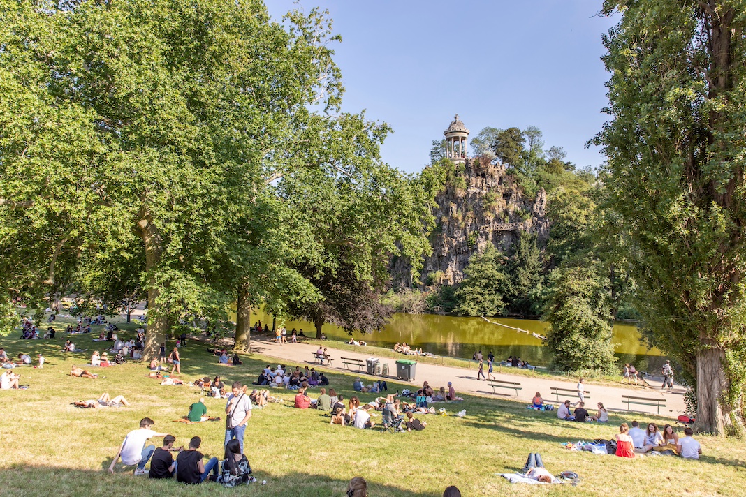 People picnicking in Buttes Chaumont park