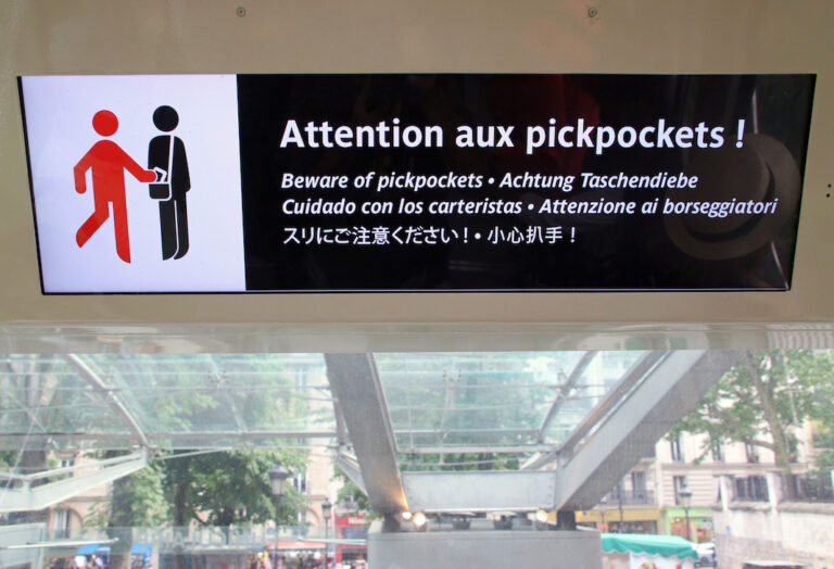 Advertisement on the Montmartre Funicular (Paris) warning of pickpockets. "Beware of pickpockets".