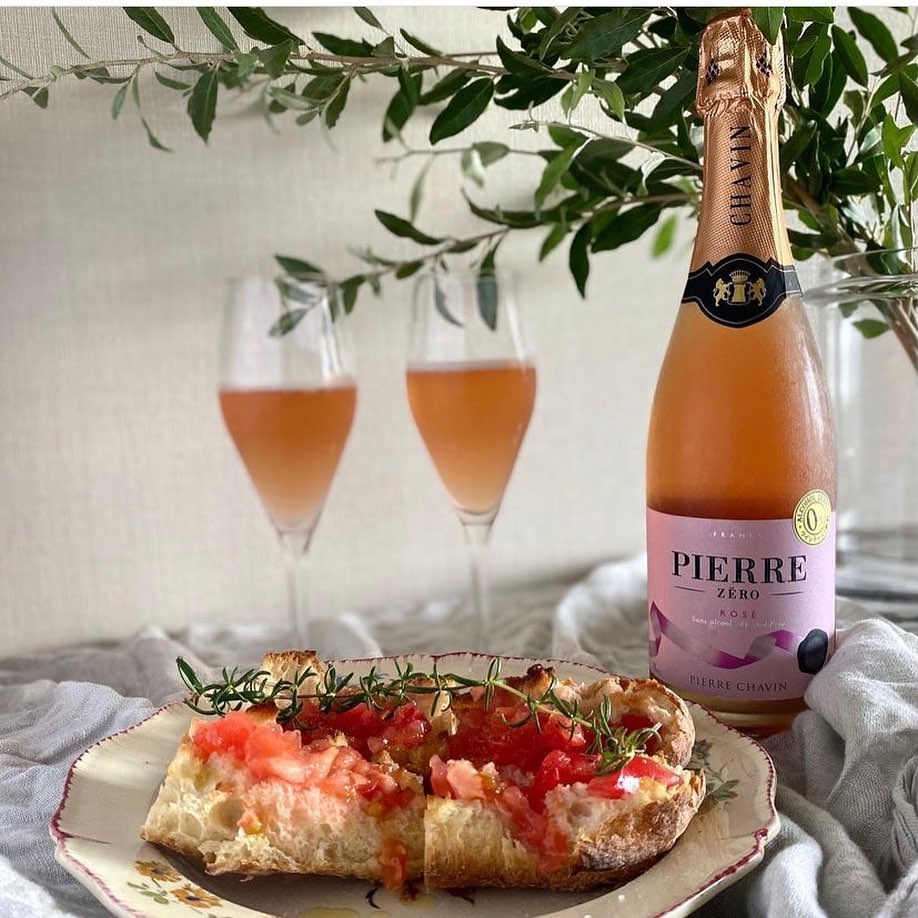 Two glasses of Pierre Zéro rosé with bruschetta on bread