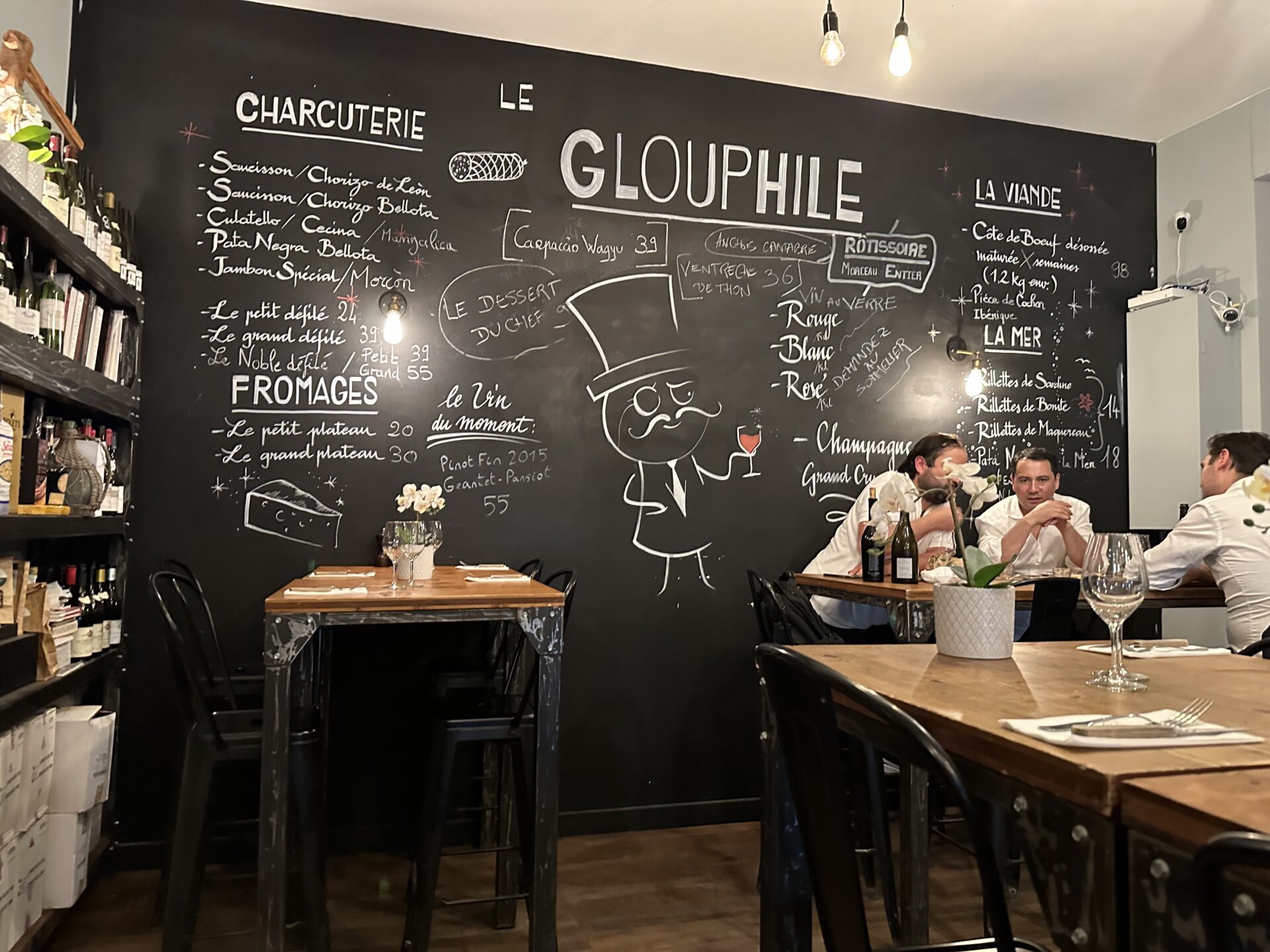 Interior Le Glouphile wine bar