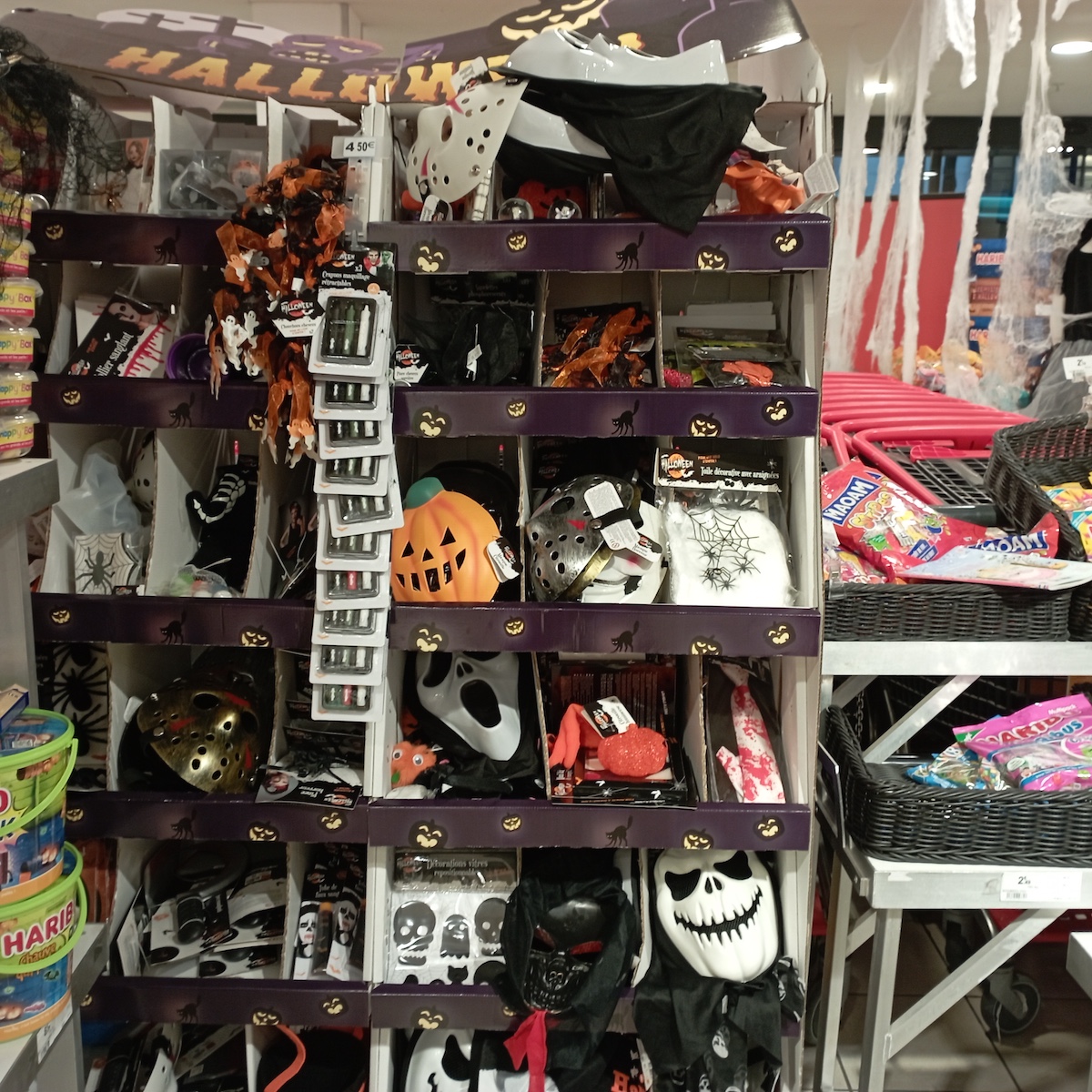 Halloween costumes for sale in France