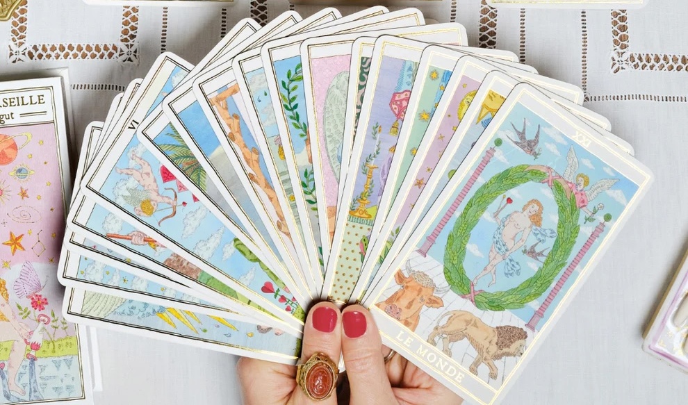 Spread of tarot cards with names in French