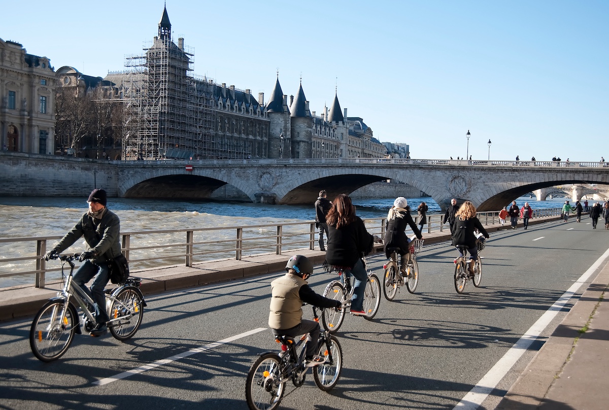 People biking along the Seine