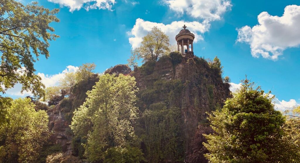 Temple de la Sybille in Parc des Buttes Chaumont.