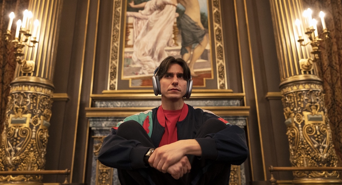 Tobias (Gideon Glick) in ÉTOILE  Photo: PHILIPPE ANTONELLO © AMAZON CONTENT SERVICES LLC