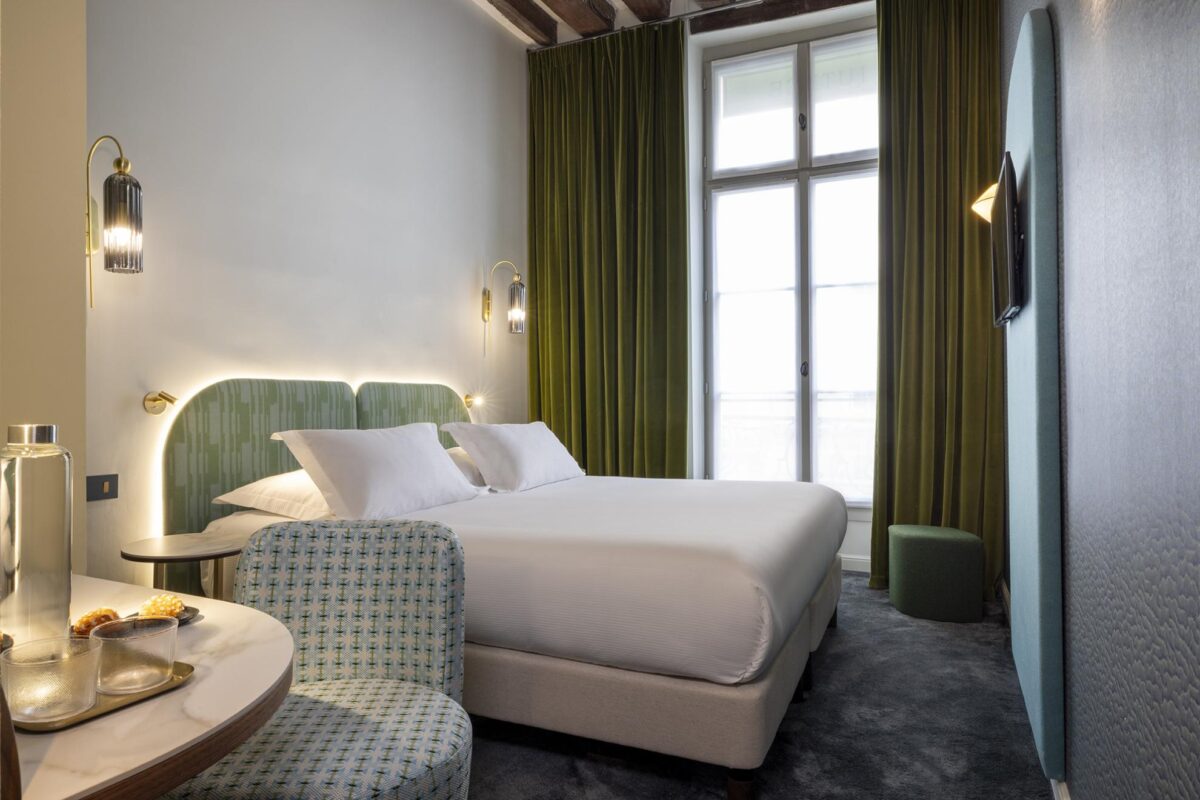 hotel near notre dame paris