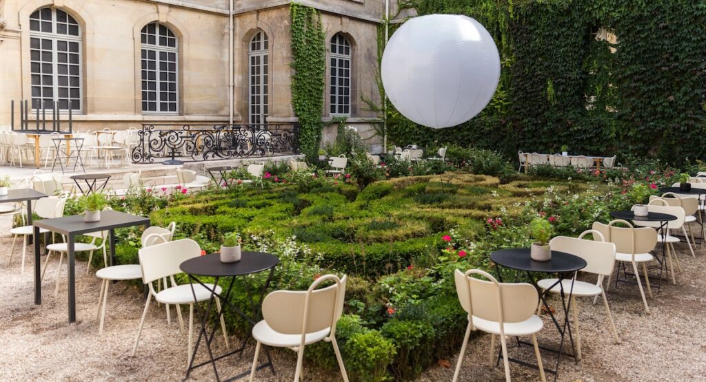 Garden cafe in Paris