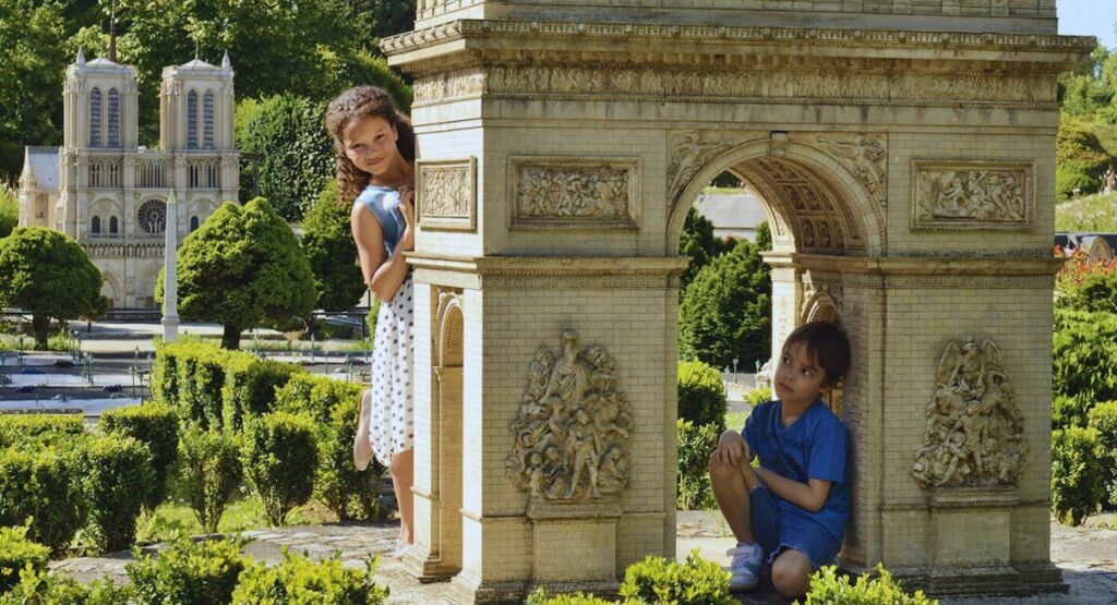Children playing in miniature replica of the Arc de Triomphe