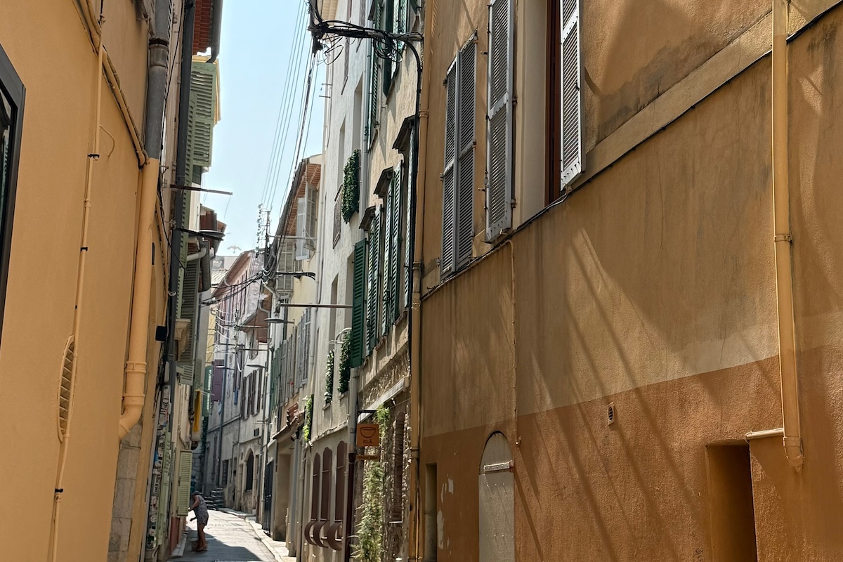 Narrow street in Antibes