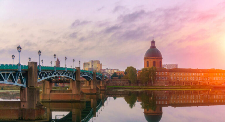 The Saint-Pierre bridge passes over the Garonne on the sunset;