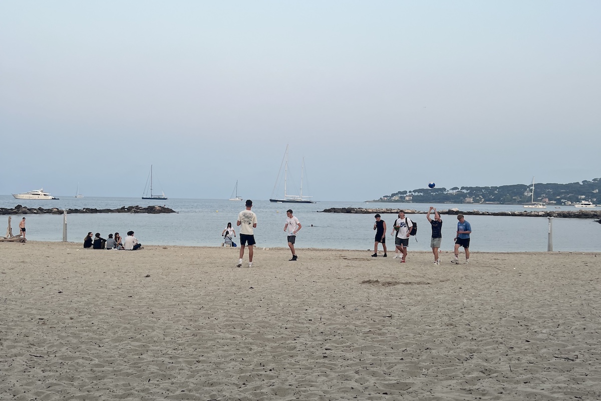 Kids playing on Plage de la Gravette in Antibes