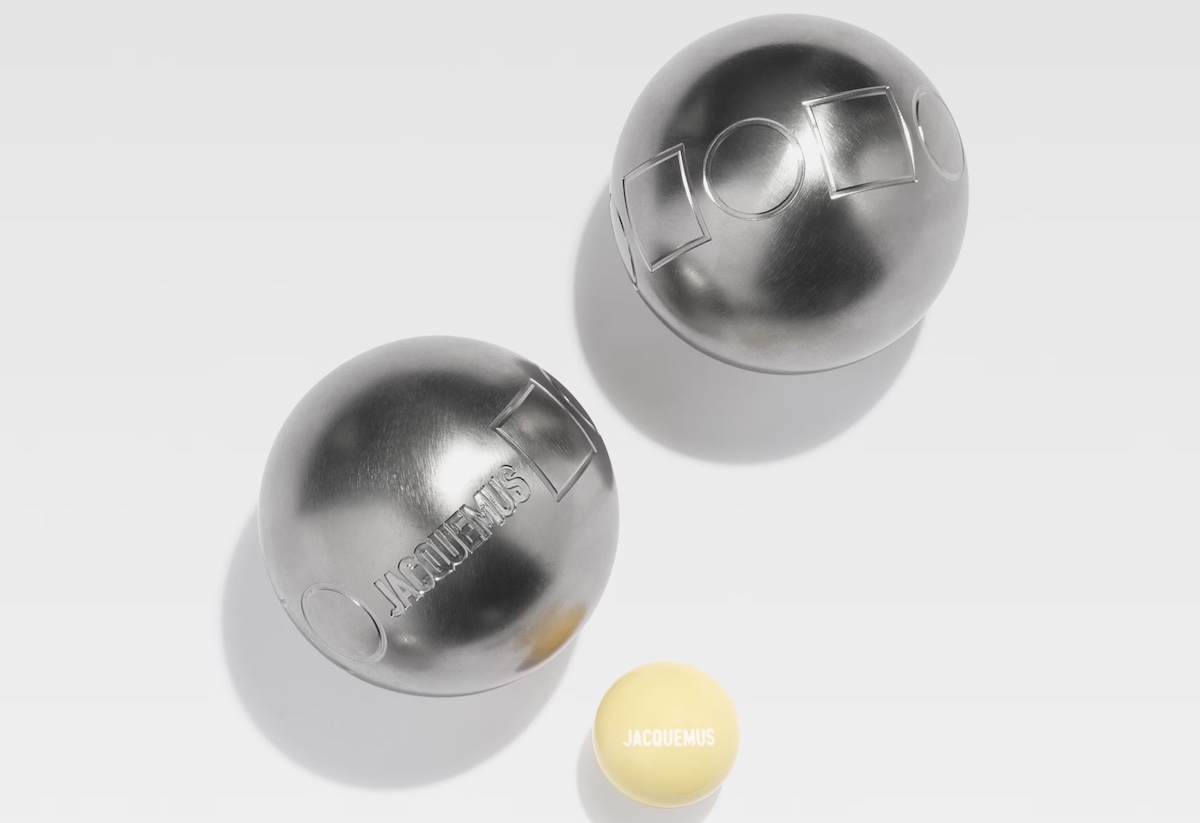 Set of pétanque balls