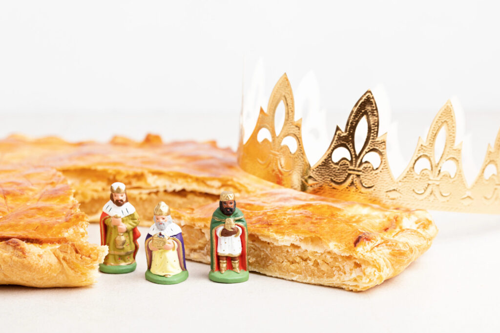 The three fèves in front of the king cake.