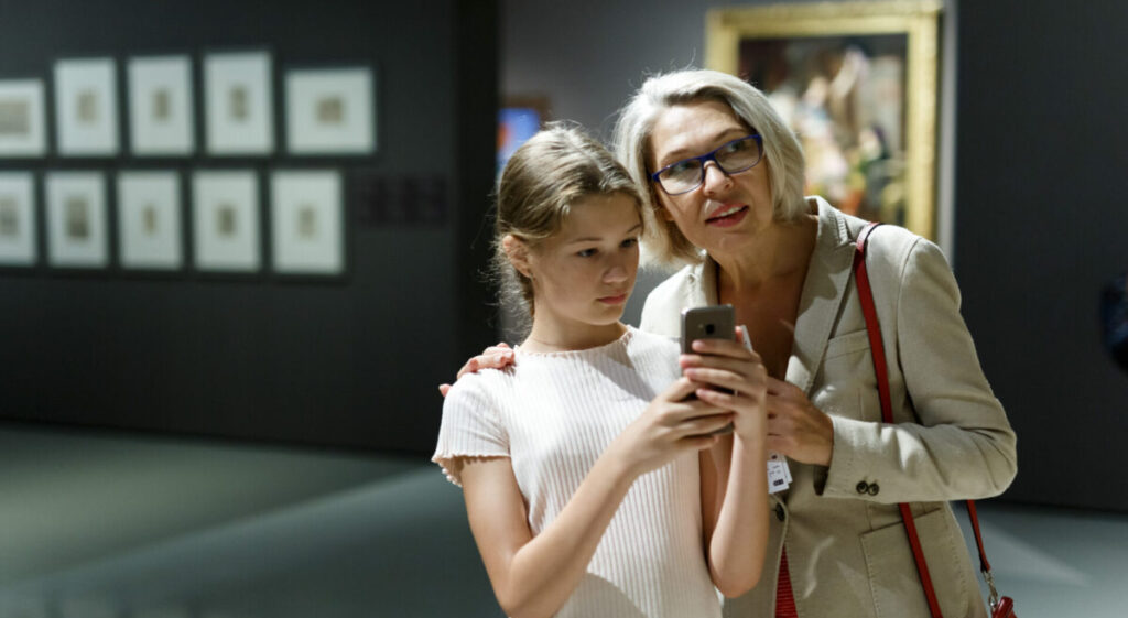 A mother and her daughter at the museum.