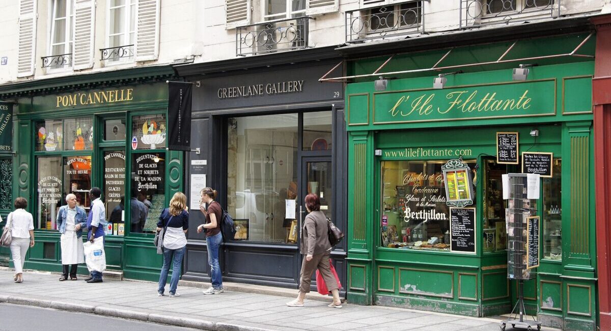 paris boutiques and people walking