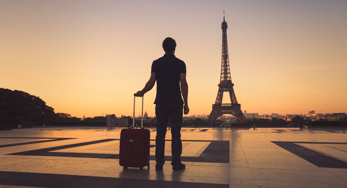 Tourist in Paris looking at Eiffel Tower.