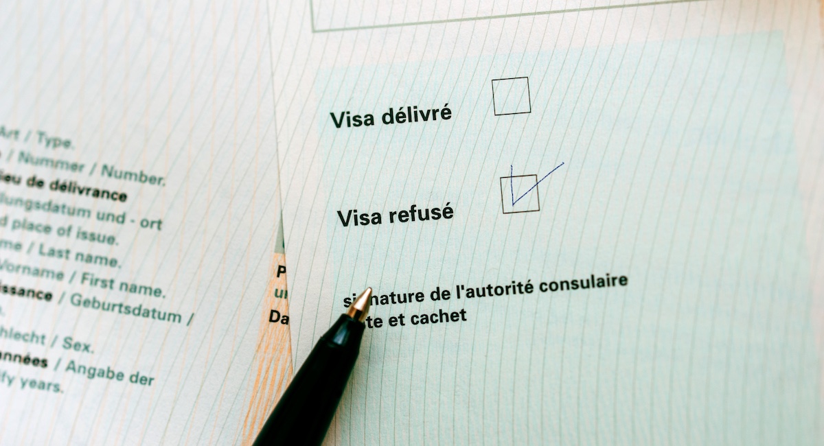 'Visa denied' marked with pen on French language application form.