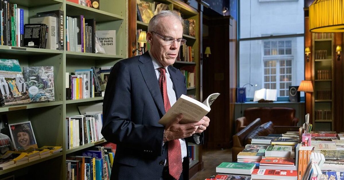 A man holding a book shelf