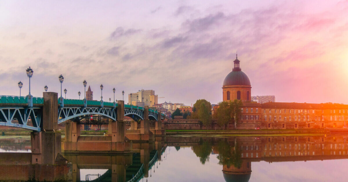 The Saint-Pierre bridge passes over the Garonne on the sunset;