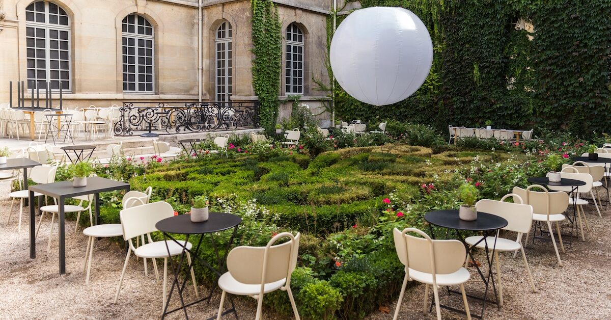 Garden cafe in Paris
