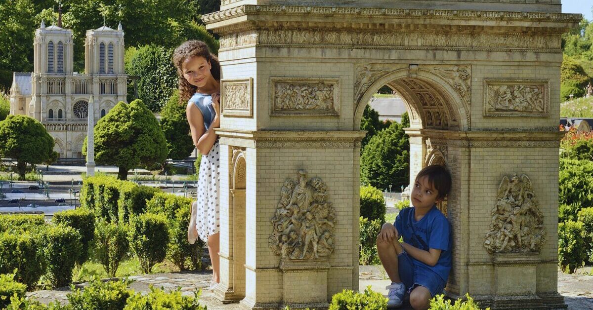 Children playing in miniature replica of the Arc de Triomphe