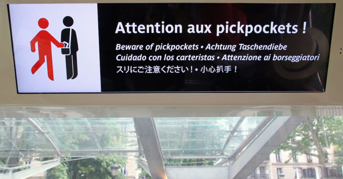 Advertisement on the Montmartre Funicular (Paris) warning of pickpockets. "Beware of pickpockets".