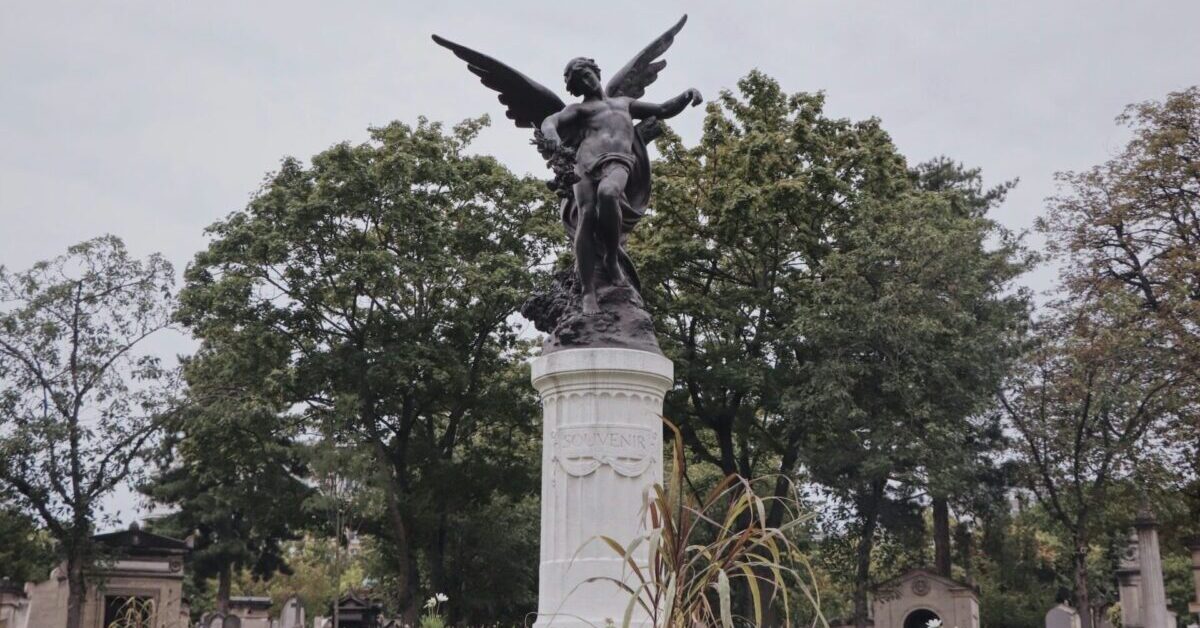 Montparnasse cemetery angel statue