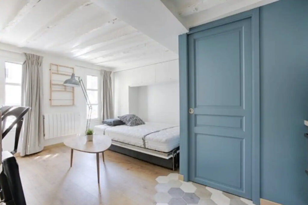 Marais Paris Airbnb under 100 usd. 