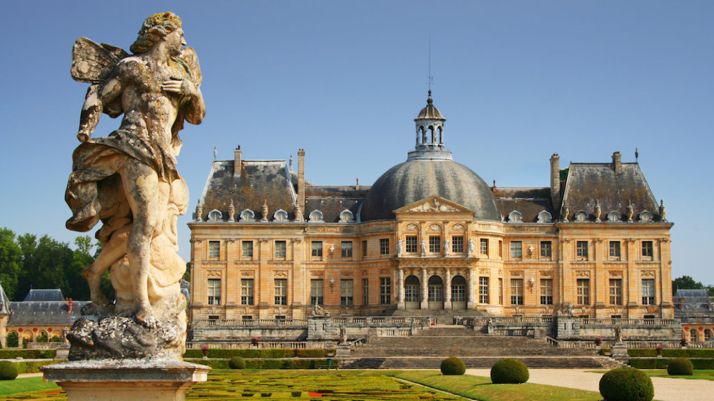 A group of people in front of Vaux-le-Vicomte
